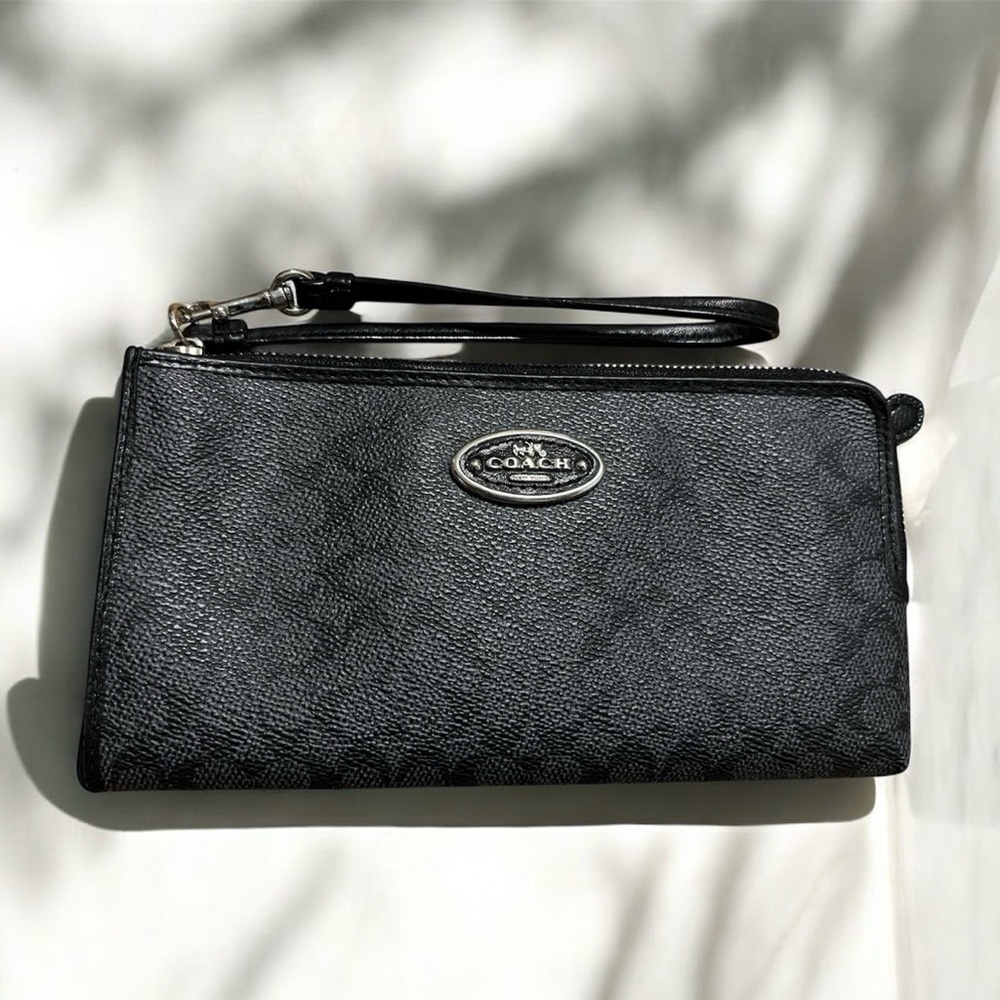 Stylish Coach Black Signature Wristlet/Wallet